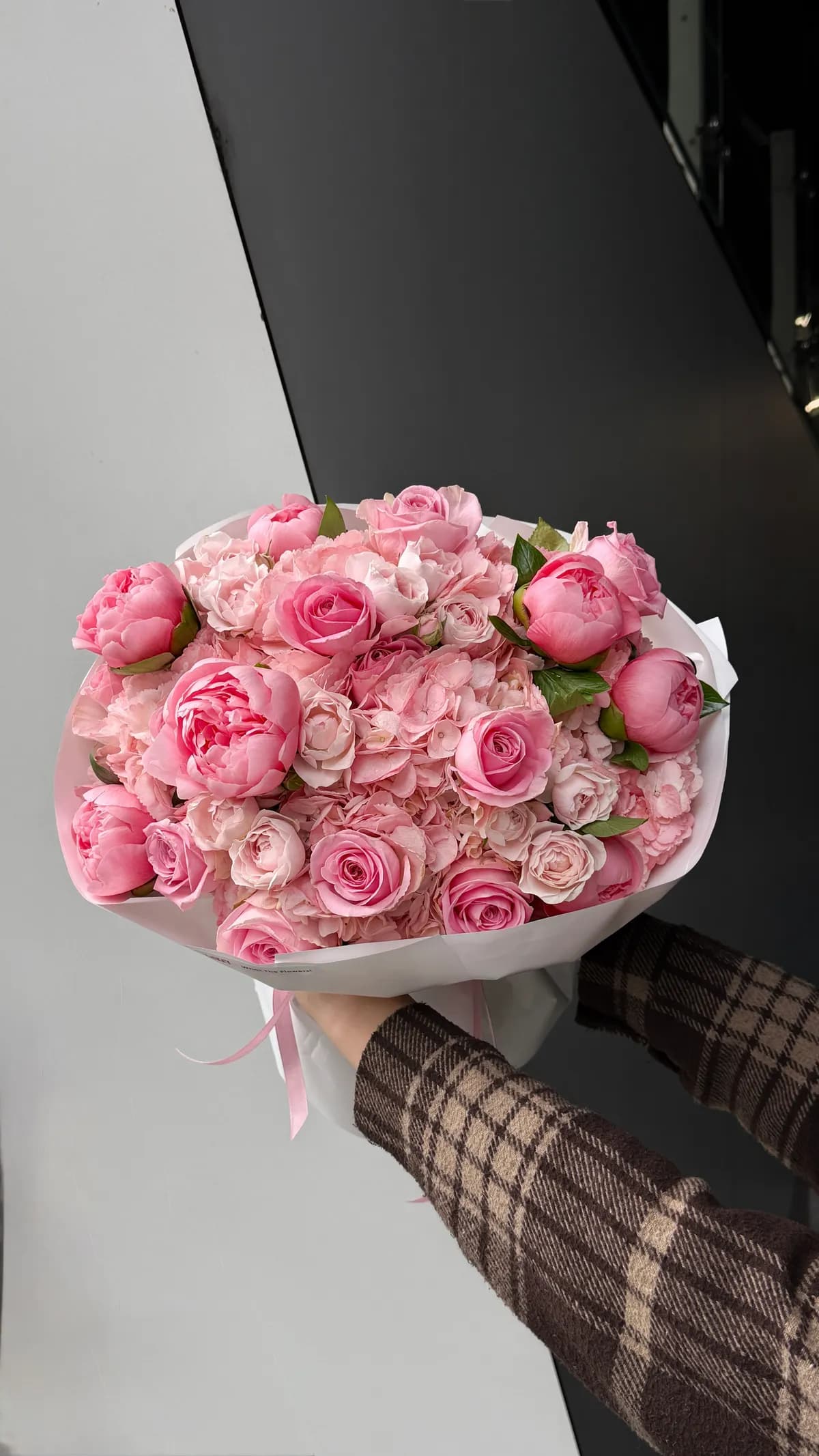 Salmon Rose Mix — авторський букет від WTF! Дніпро