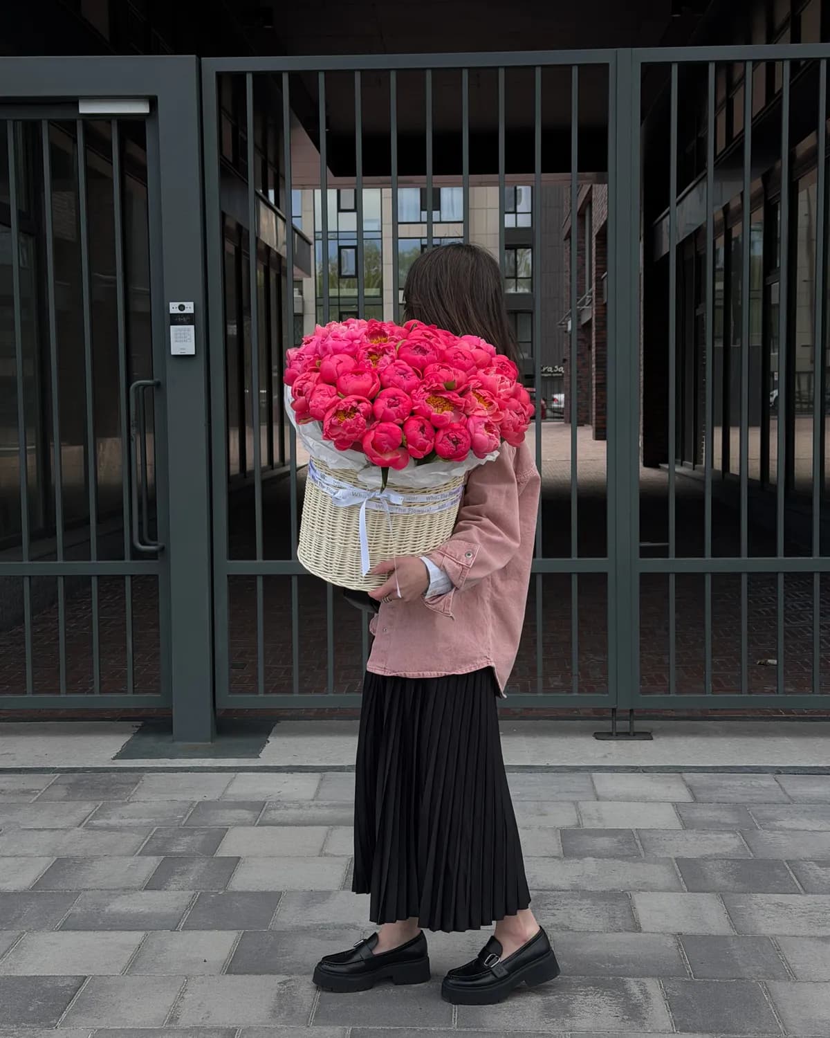 Coral Charm Basket — авторський букет від WTF! Дніпро