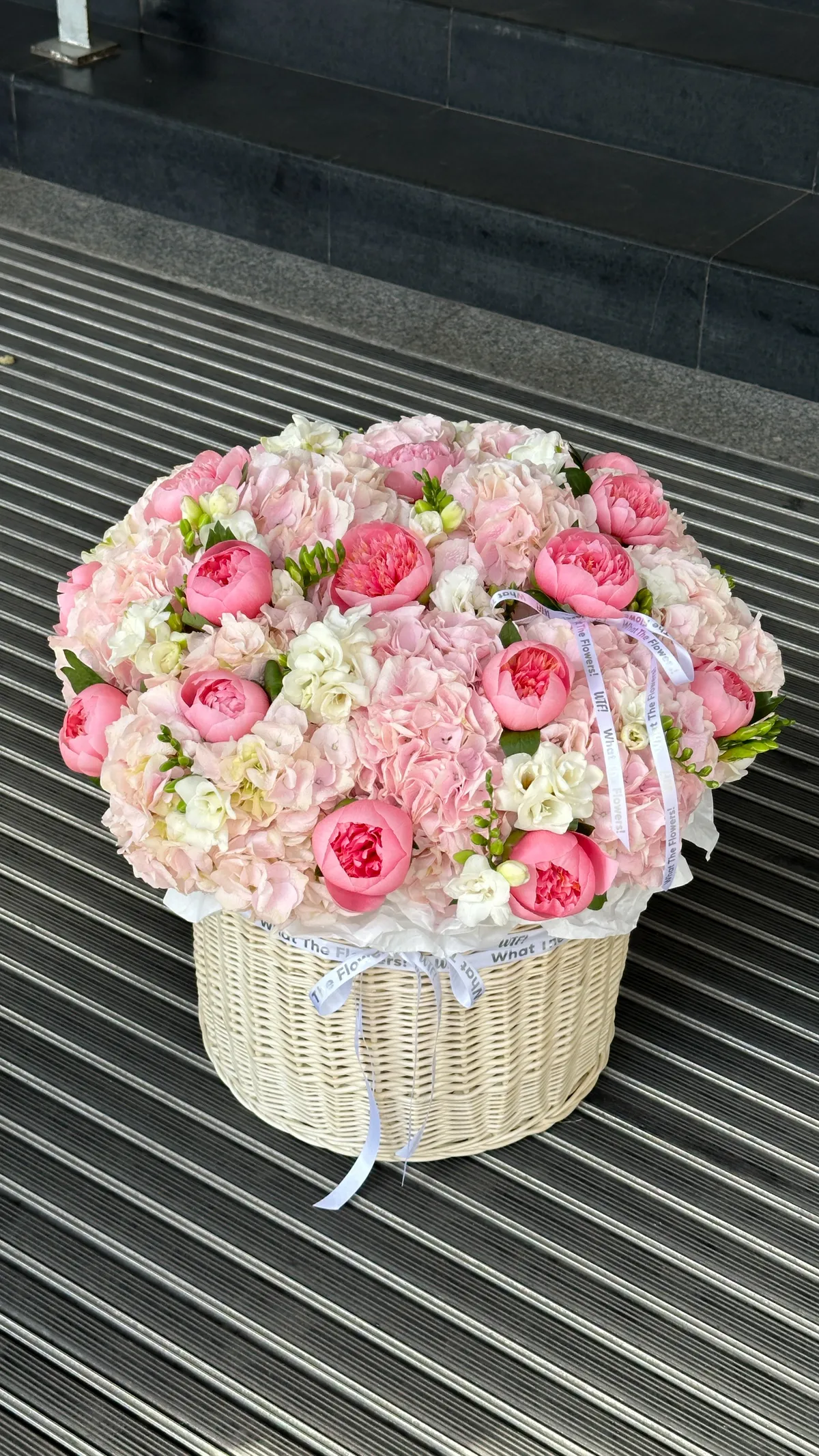 Salmon & Freesia Basket — авторський букет від WTF! Дніпро