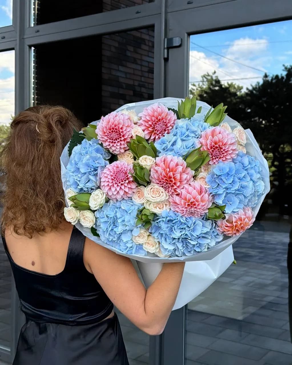 Blue Dahlia Drift — авторський букет від WTF! Дніпро