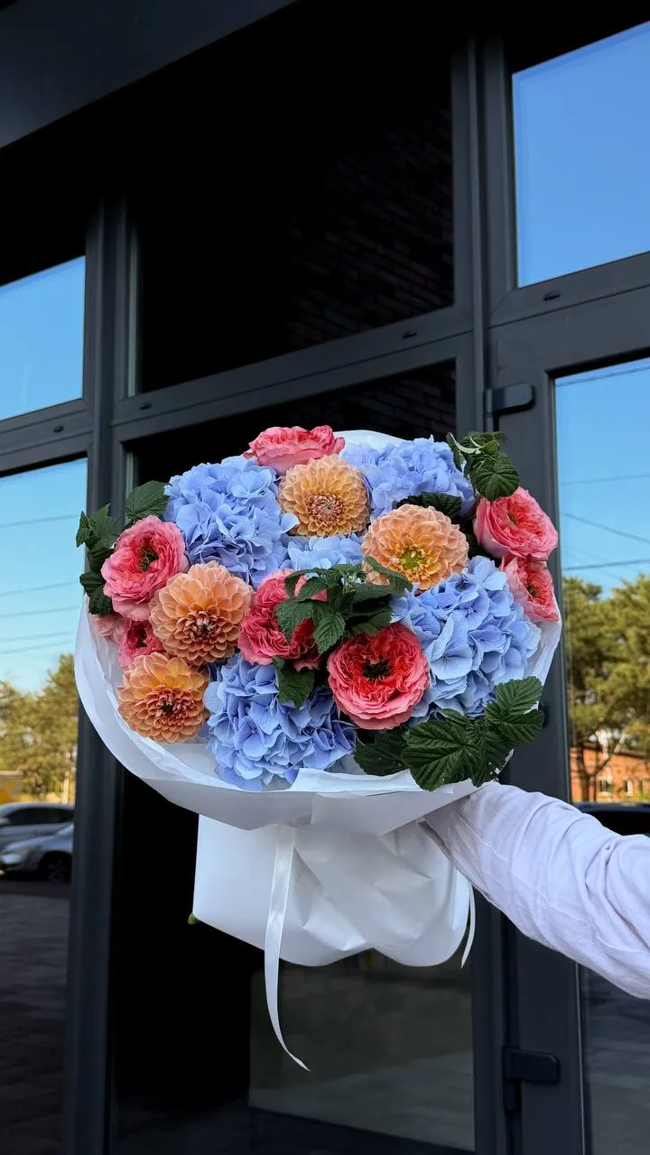 Blue Dahlia Rose — авторський букет від WTF! Дніпро