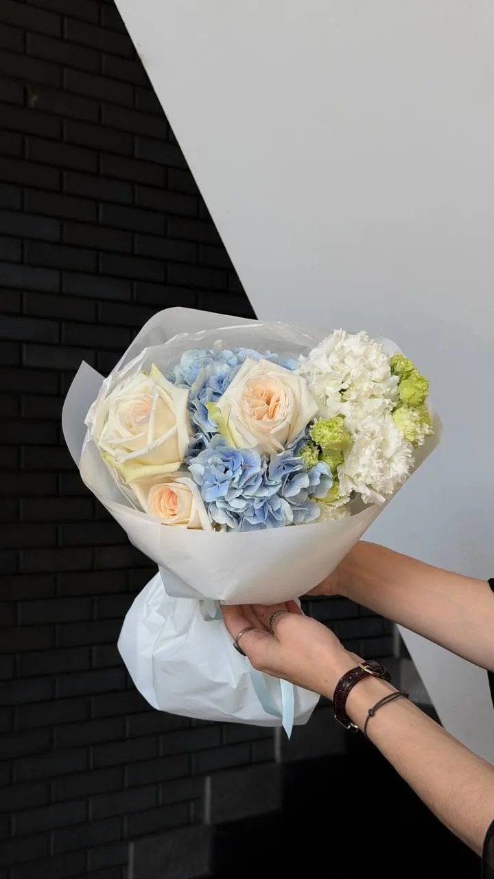 Blue Ivory Bloom — авторский букет от WTF! Днепр