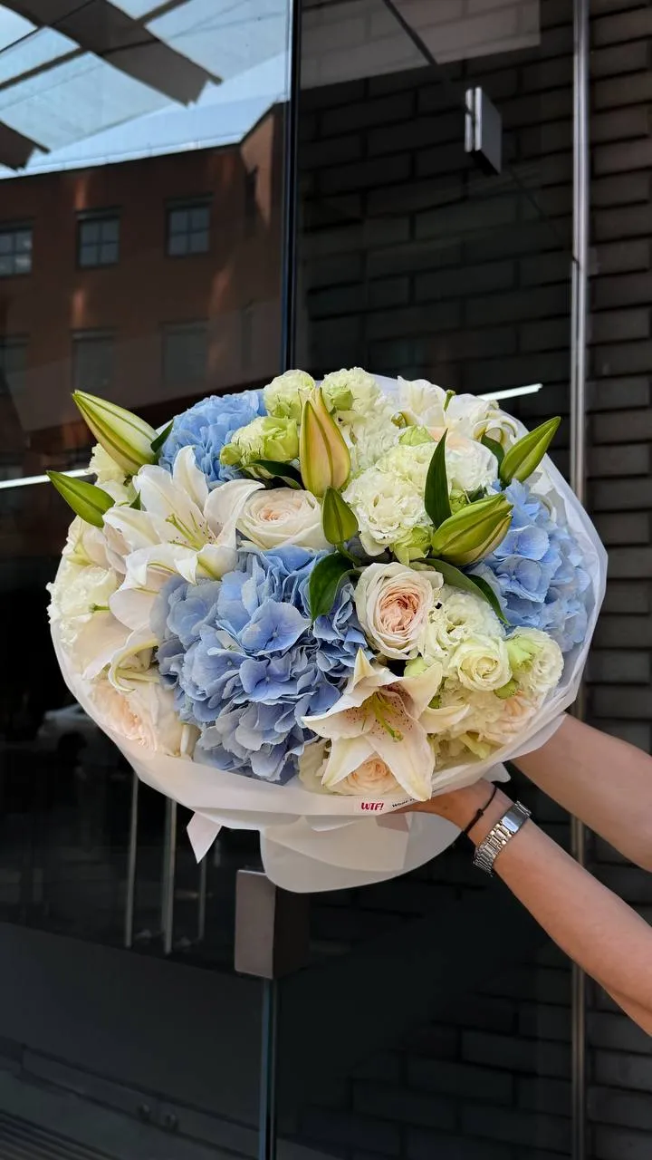 Blue Lily Drift — авторский букет от WTF! Днепр