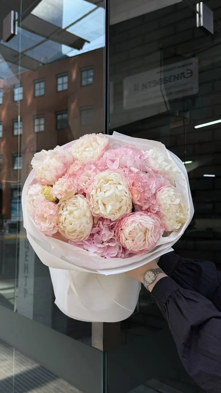 Blush Peony Drift — авторский букет от WTF! Днепр