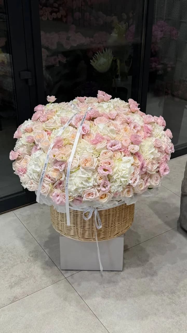 Blush Sphere Basket — авторський букет від WTF! Дніпро