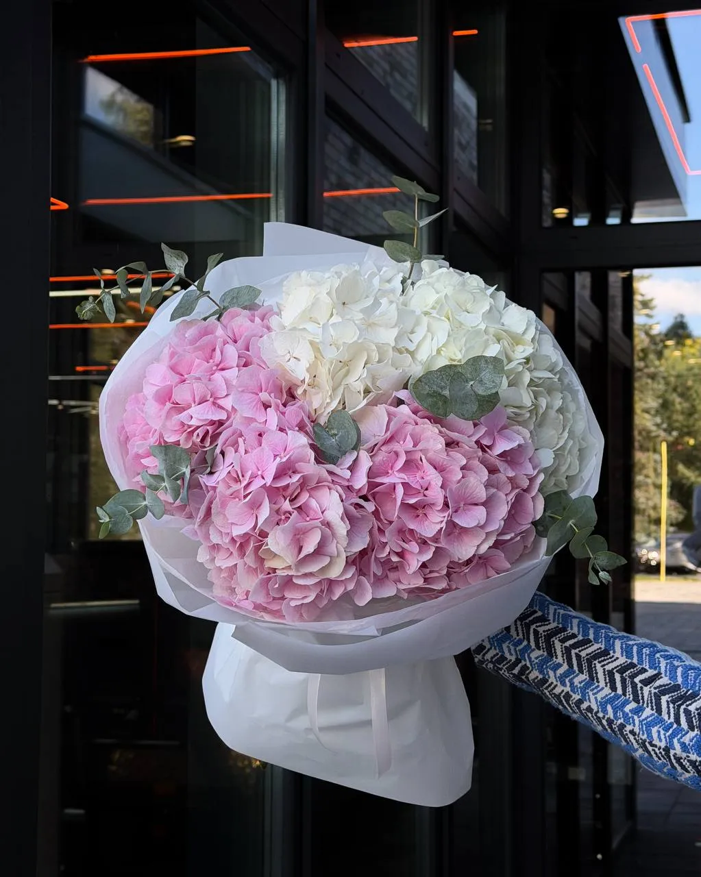 Blush & White Hydrangea — авторський букет від WTF! Дніпро