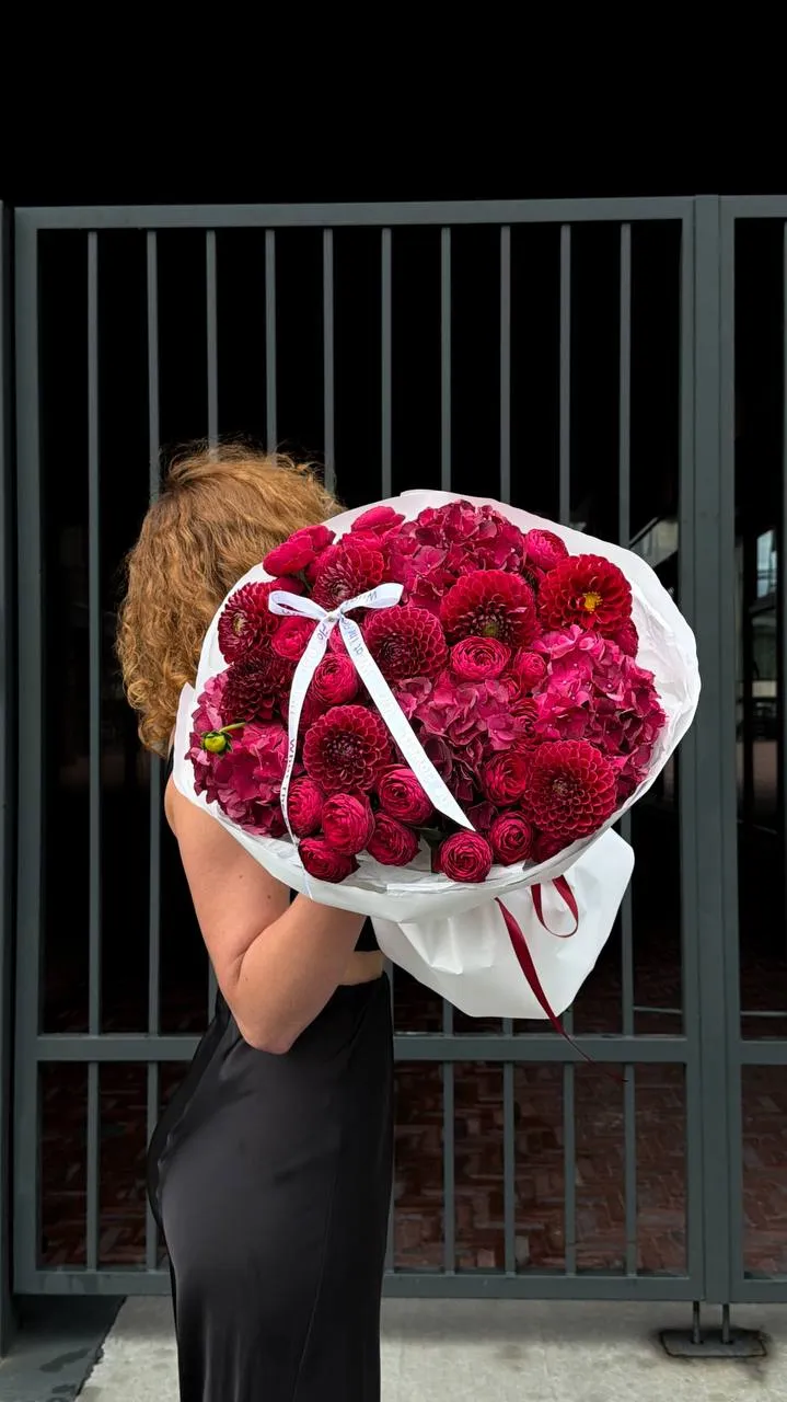 Crimson Dahlia Bloom — авторский букет от WTF! Днепр