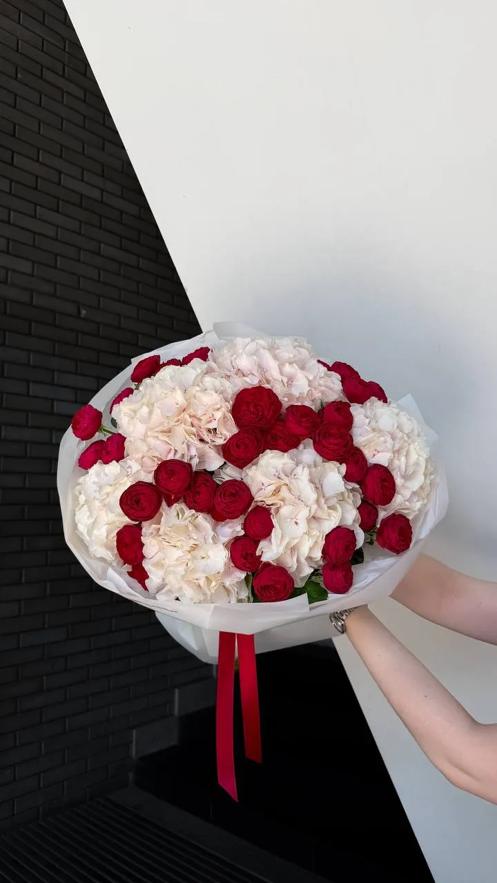 Crimson Hydrangea Sphere — авторський букет від WTF! Дніпро