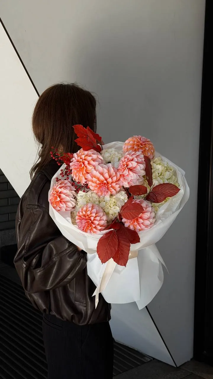 Dahlia Crimson Harvest — авторський букет від WTF! Дніпро