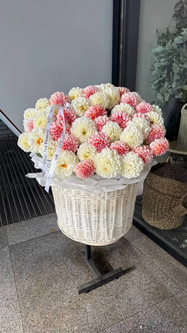 Dahlia Ivory Basket — авторський букет від WTF! Дніпро