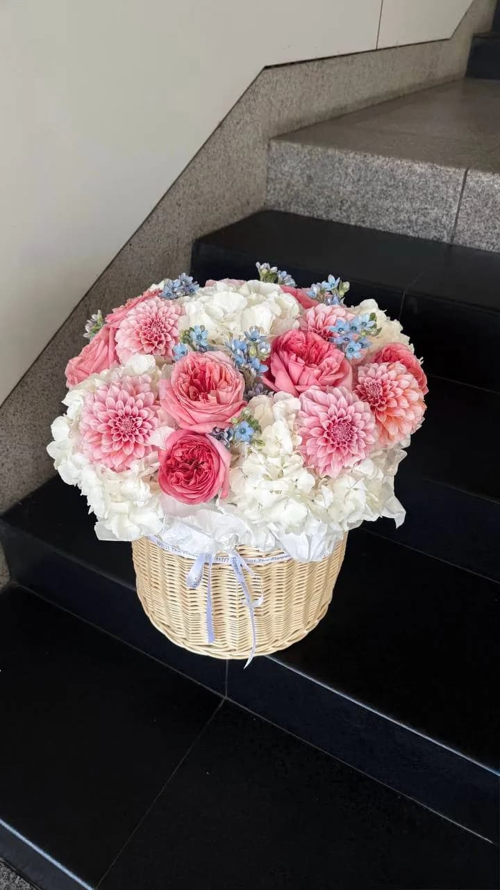 Dahlia Rose Basket M — авторський букет від WTF! Дніпро