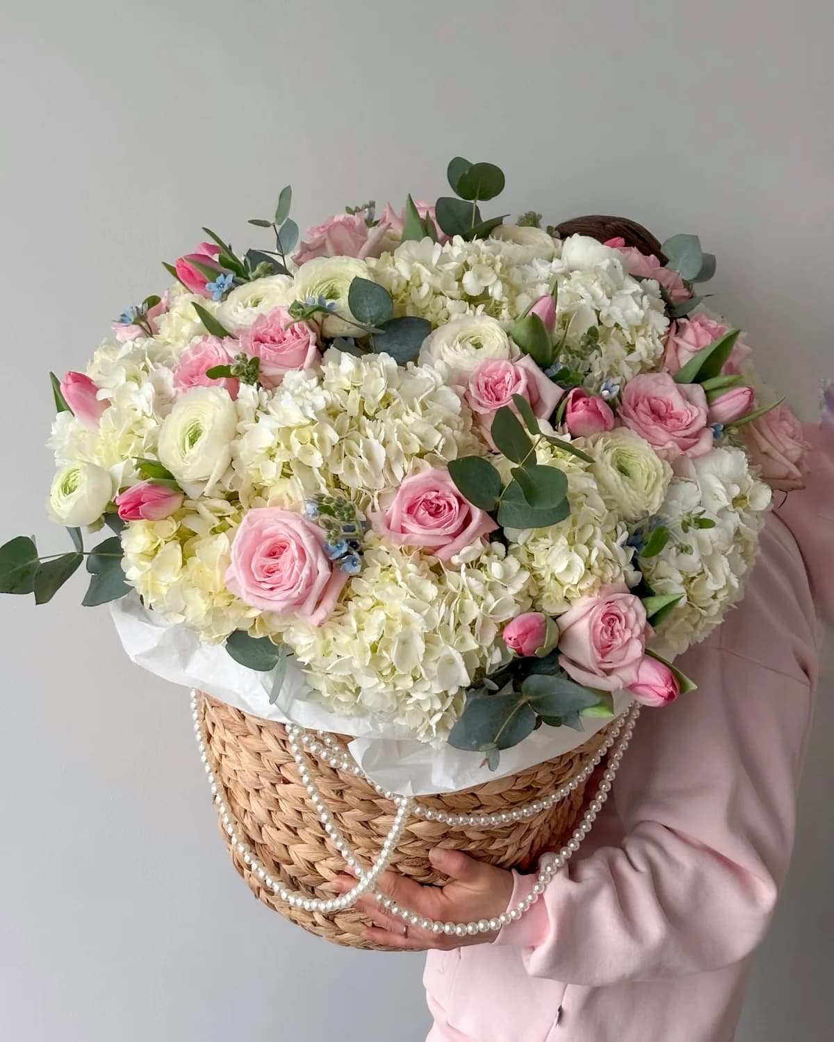 Elegance Basket XL — авторський букет від WTF! Дніпро