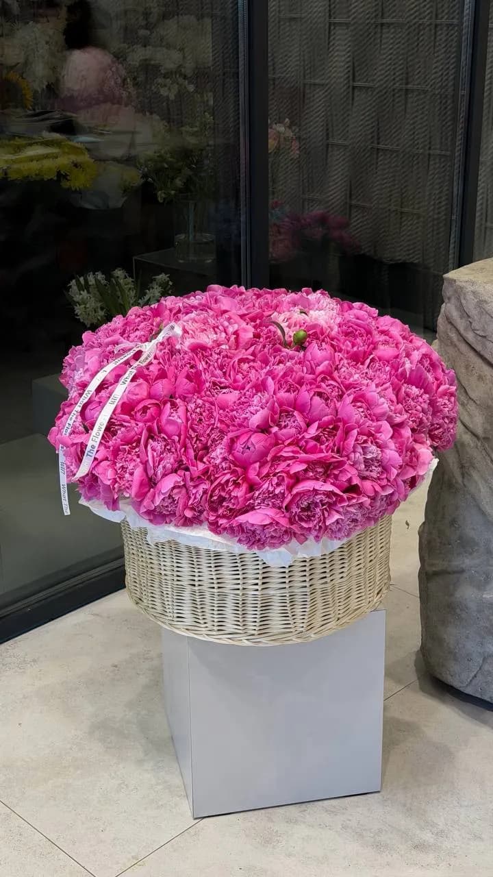 Fuchsia Peony Basket 175 — авторський букет від WTF! Дніпро