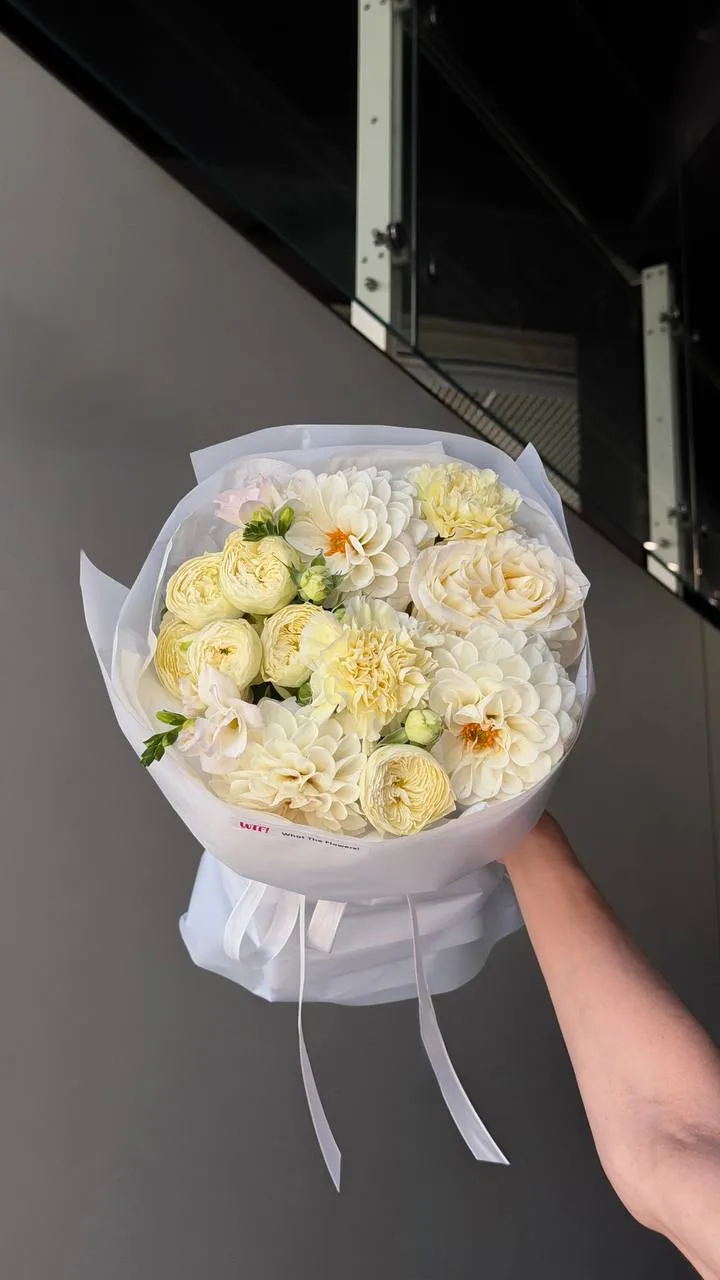 Ivory Dahlia Bloom — авторский букет от WTF! Днепр