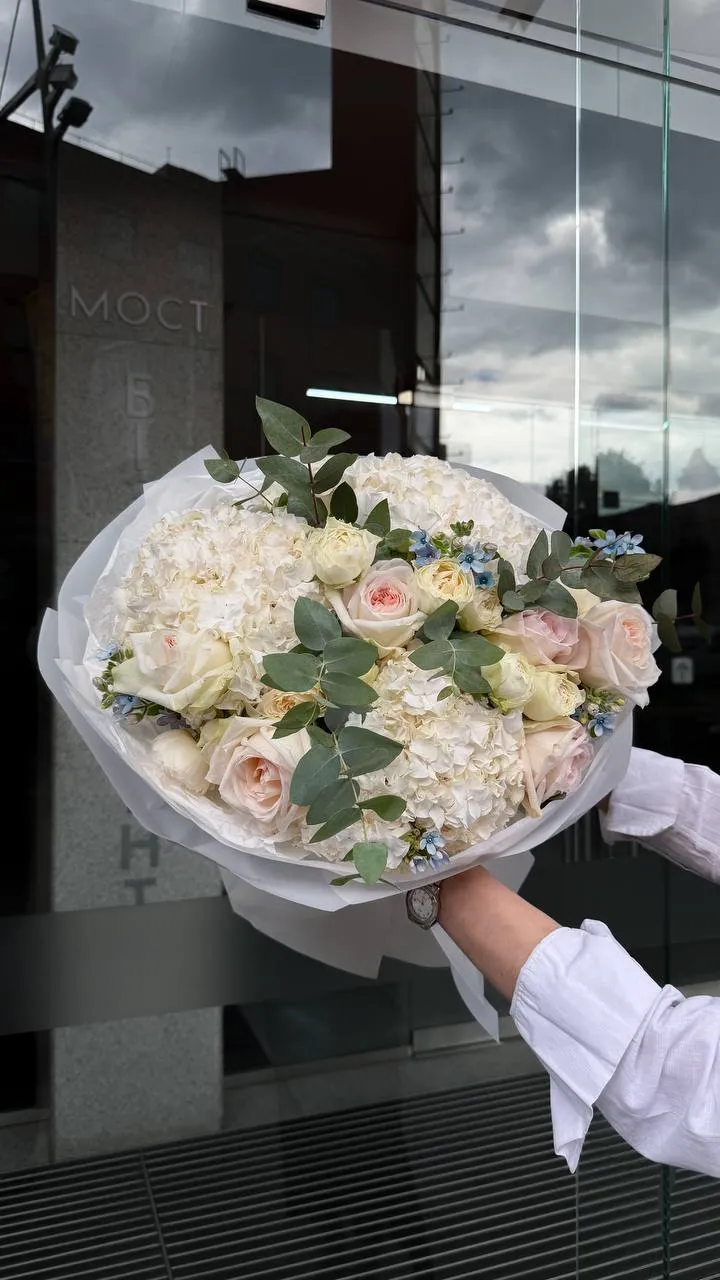Ivory Mist Bloom — авторський букет від WTF! Дніпро