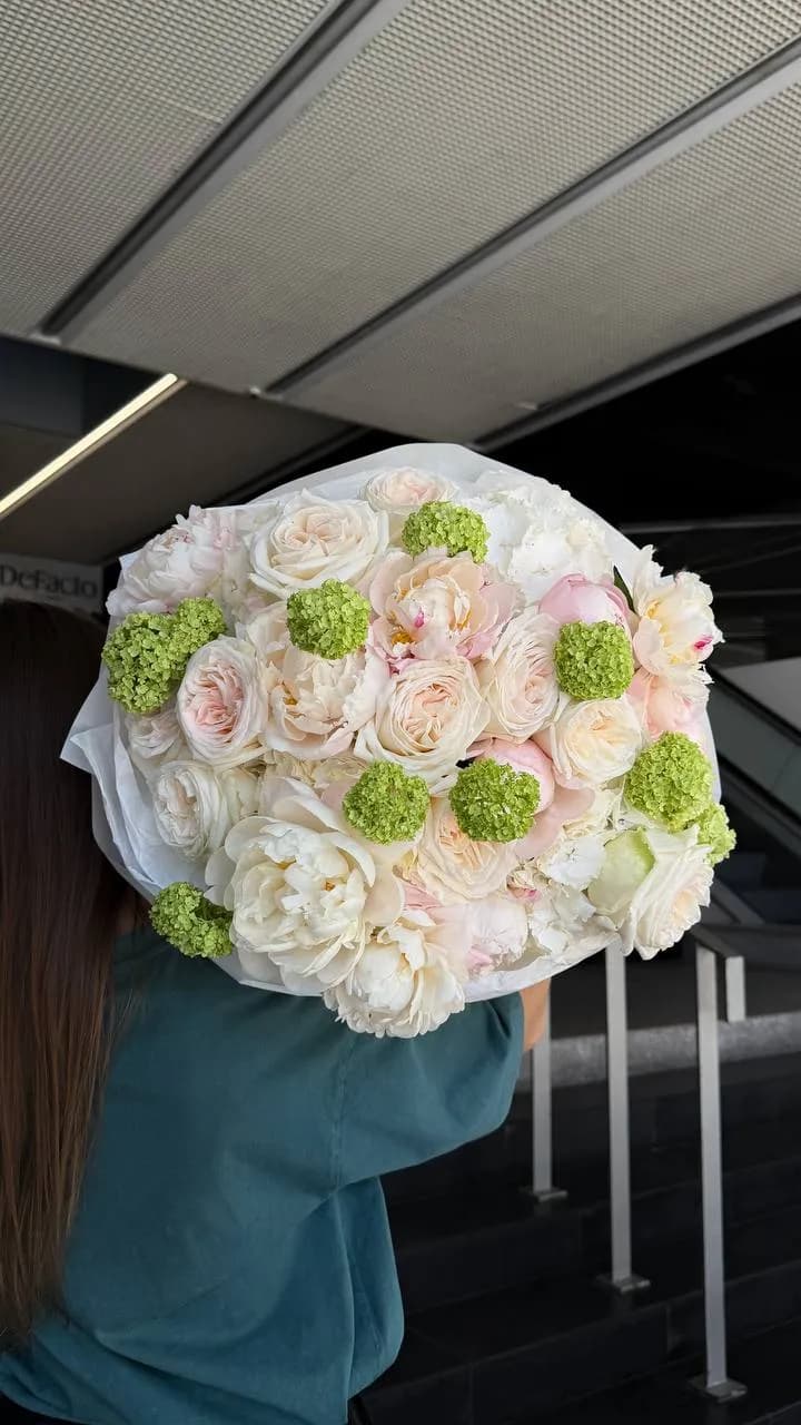 Ivory Peony Sphere — авторський букет від WTF! Дніпро