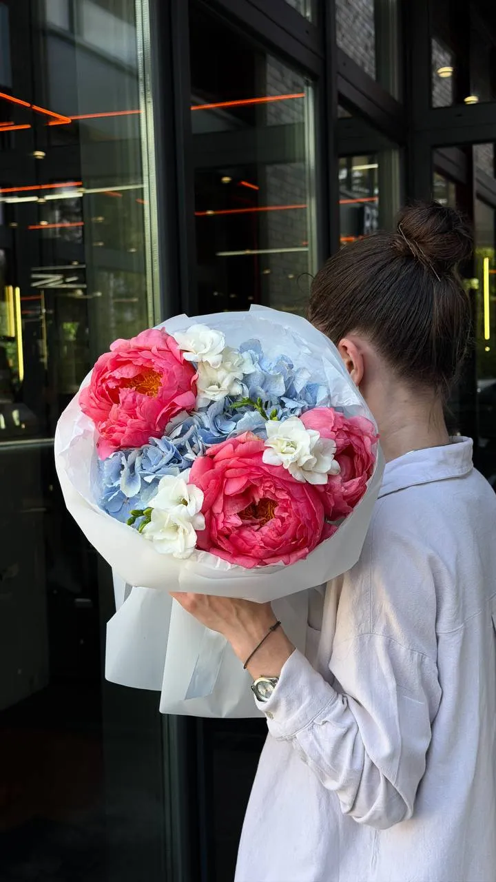 Pink & Blue Burst — авторський букет від WTF! Дніпро