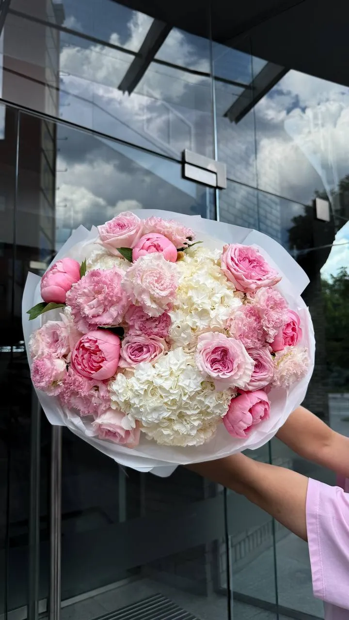 Pink Ivory Garden — авторський букет від WTF! Дніпро