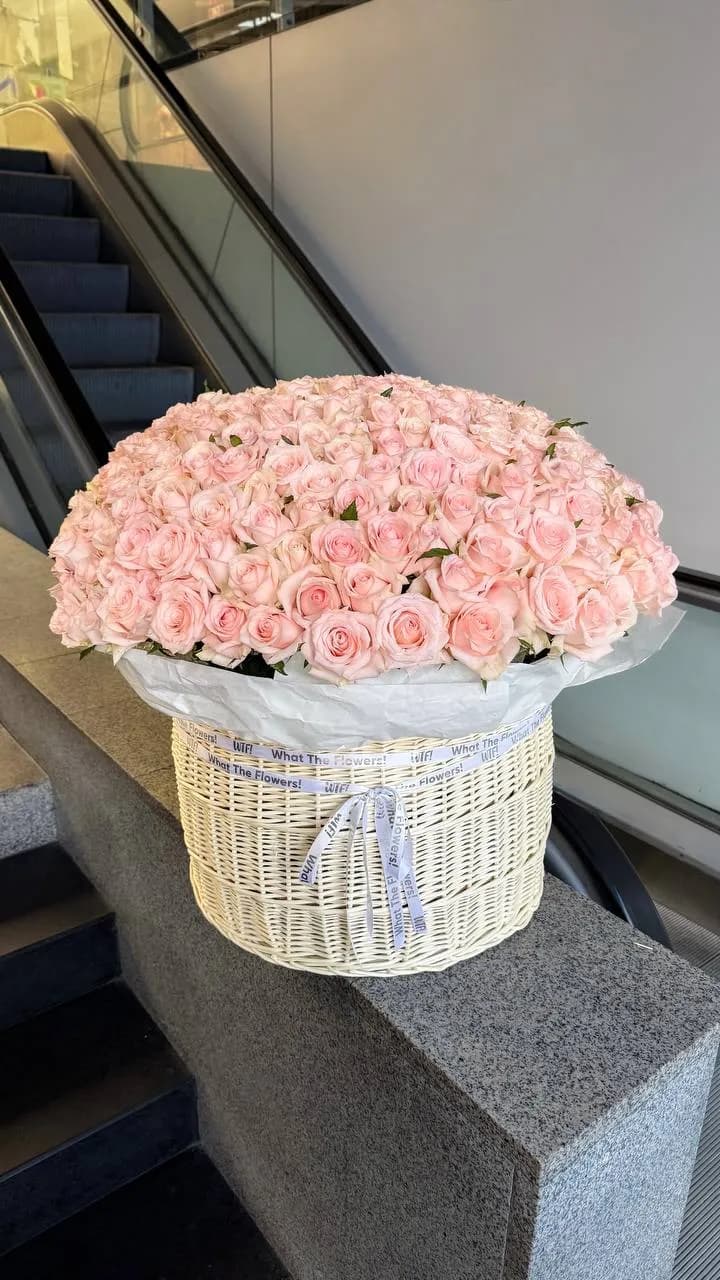Rose Basket 301 — авторський букет від WTF! Дніпро