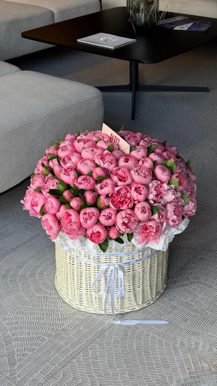 Salmon Peony Basket 135 — авторський букет від WTF! Дніпро