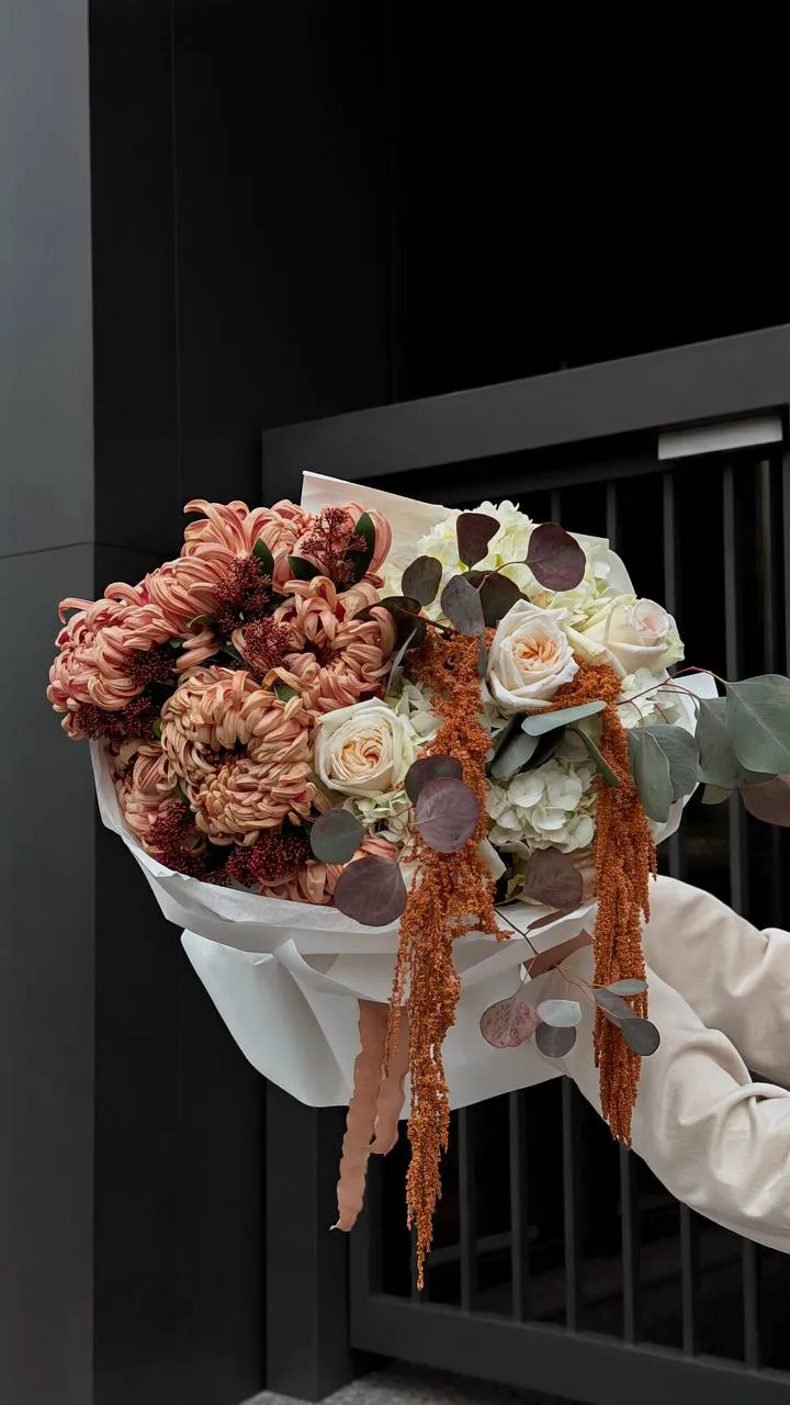 Terracotta Mum Bloom — авторський букет від WTF! Дніпро