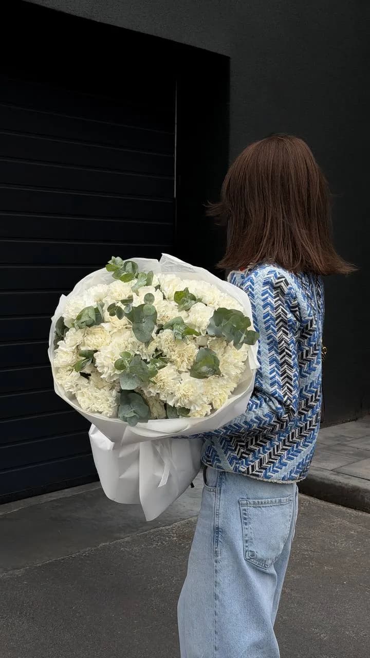 White Carnation Cloud — авторський букет від WTF! Дніпро